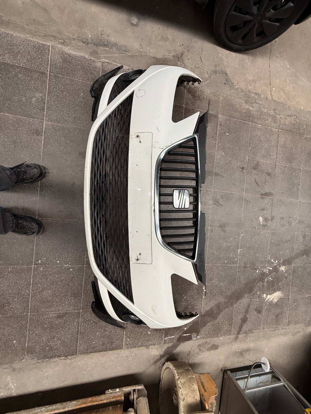 Seat Ibiza voorbumper  wit met mislampen2008-2017, Gebruikt, Voor, Ophalen of Verzenden, Bumper