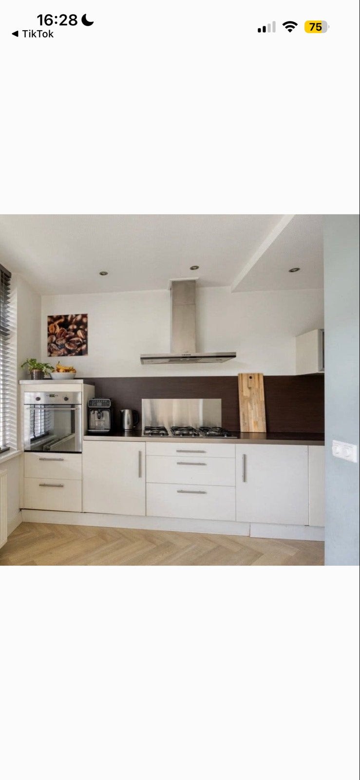 Moderne keuken met inbouwapparatuur en close-in boiler, Huis en Inrichting, Keuken | Complete keukens, Ophalen, Gebruikt, Wit