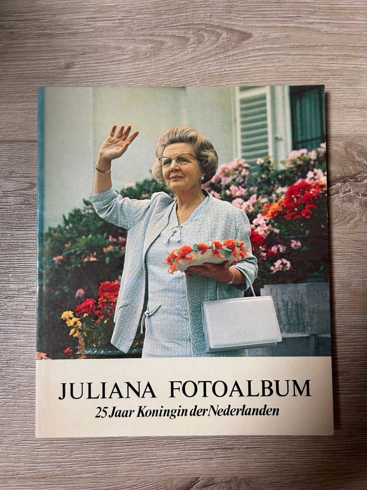 Juliana fotoalbum - 25 jaar Koningin - Alfred A. Rau, Ophalen of Verzenden, Gebruikt, Tijdschrift of Boek