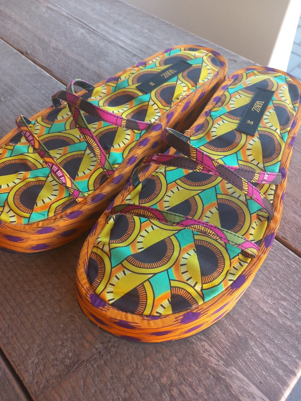 Zara slippers met Afrikaanse print - Maat 38, Kleding | Dames, Schoenen, Slippers, Overige kleuren, Zara, Ophalen of Verzenden