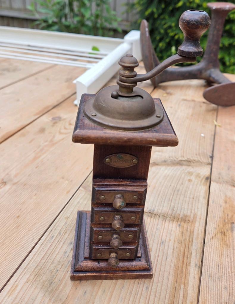 Antieke houten pepermolen met koperen details, Ophalen of Verzenden