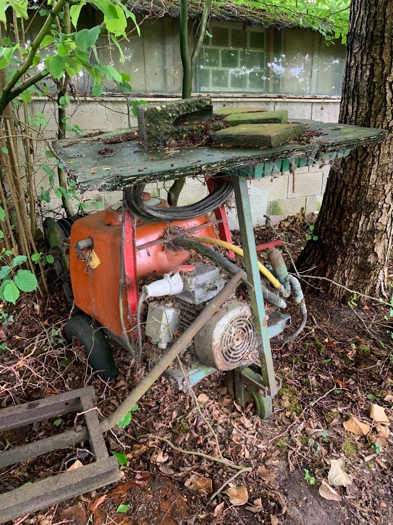 Oude landbouw spuit koper motor, Ophalen