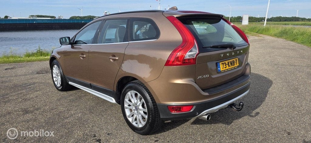 Volvo XC60 2.4D Momentum, Auto's, Bruin, Bedrijf, 175 pk, Parkeersensor