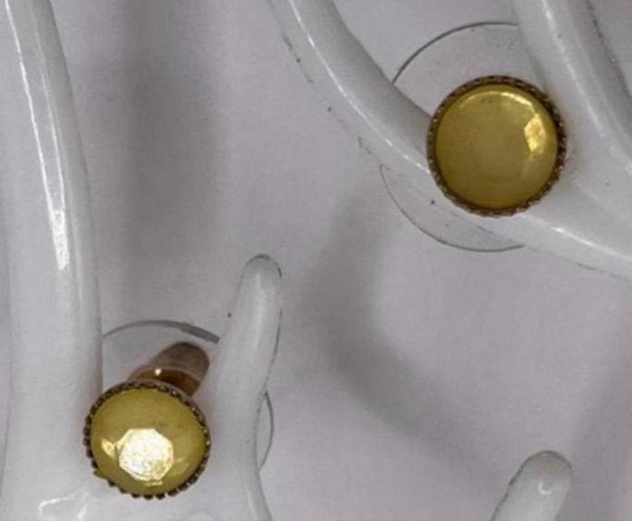 Goudkleurige Oorknopjes met Felle Gele Knopjes, Sieraden, Tassen en Uiterlijk, Oorbellen, Overige materialen, Geel, Nieuw, Ophalen of Verzenden