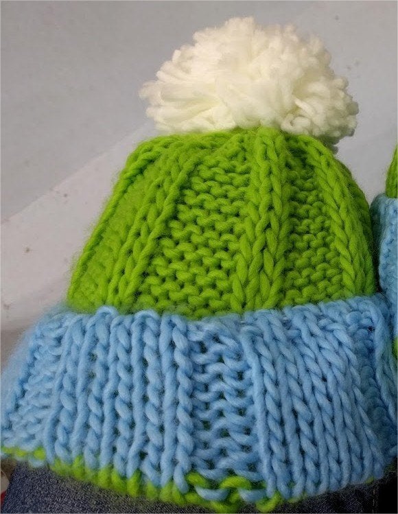 Gebreide muts blauw/groen met witte pompon - One size, Gebruikt, Verzenden, Jongen of Meisje, 146 t/m 152