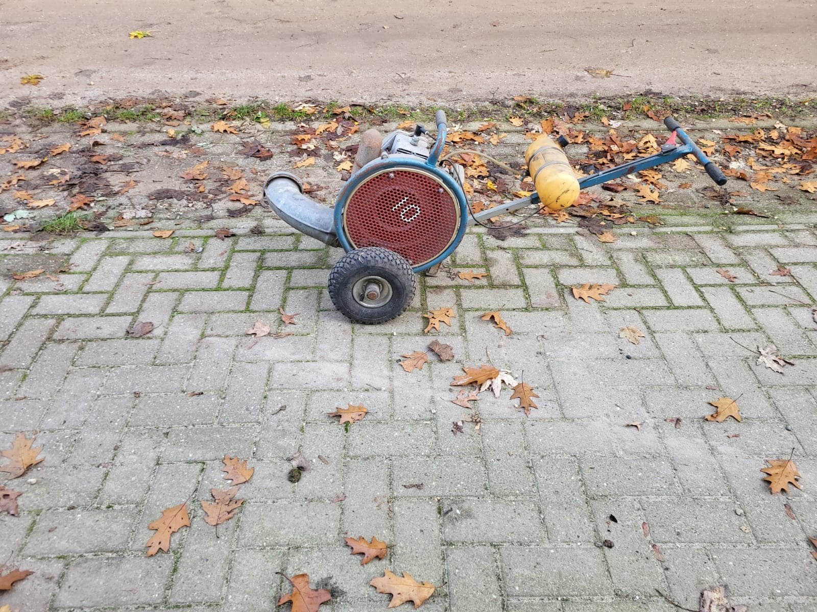 Oude bladblazer op wielen - Sachs motor, Ophalen, Benzine, Gebruikt, Handgedragen