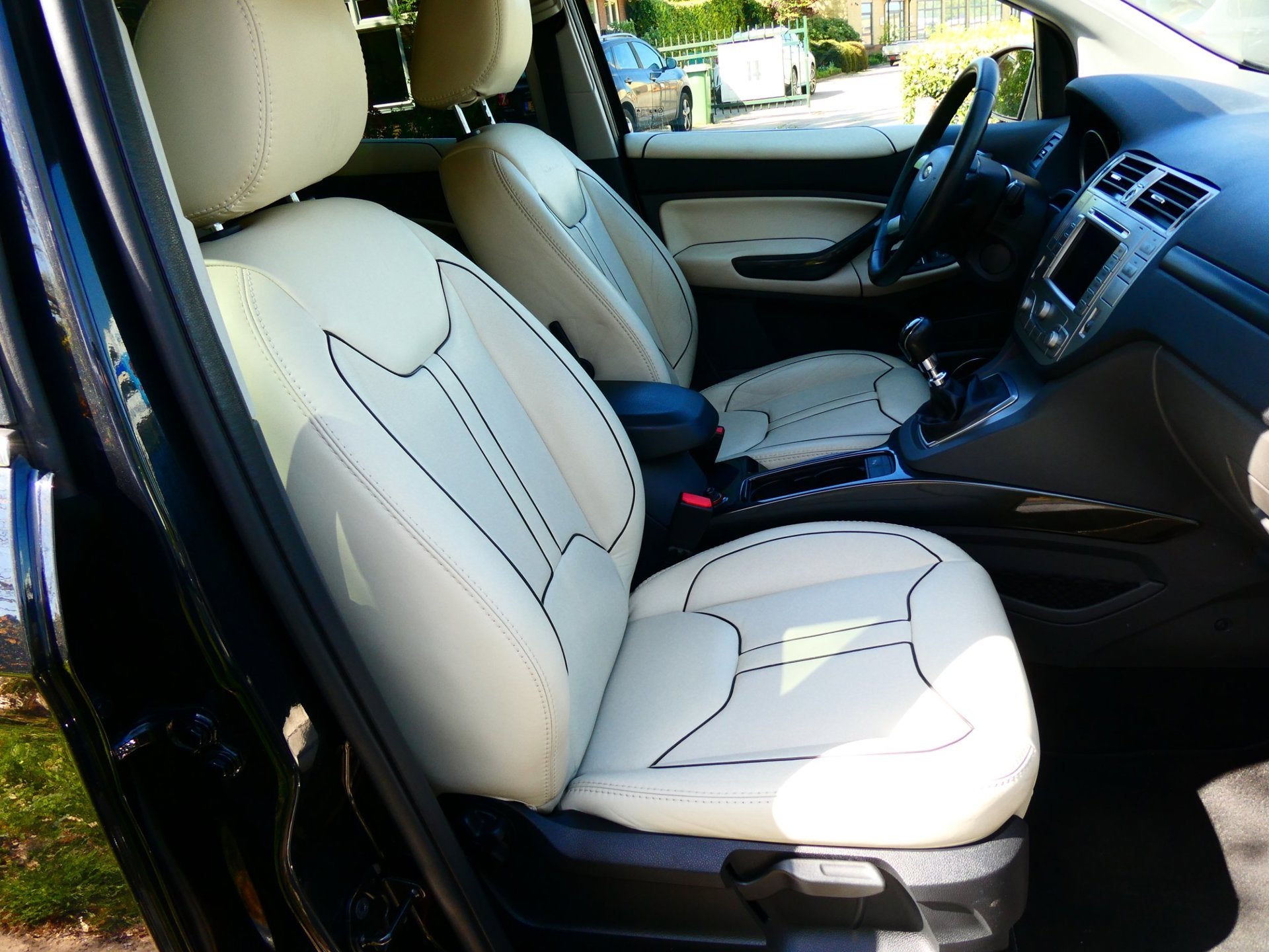 Ford Kuga 2.5 20V Titanium 200pk 4WD Clima Leder Navi Trekha, Auto's, Ford, Euro 5, Gebruikt, Beige, Bedrijf