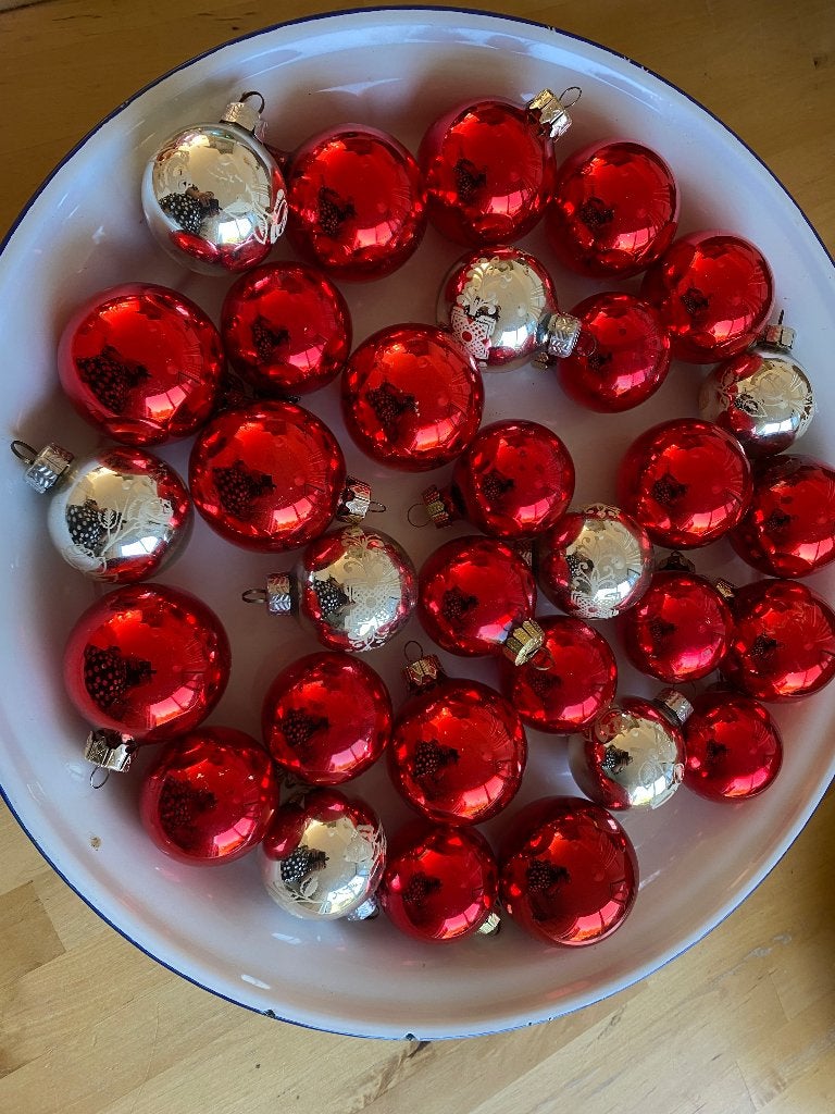 31 vintage Kerst ballen rood & zilver met sneeuw glas, Ophalen of Verzenden, Zo goed als nieuw