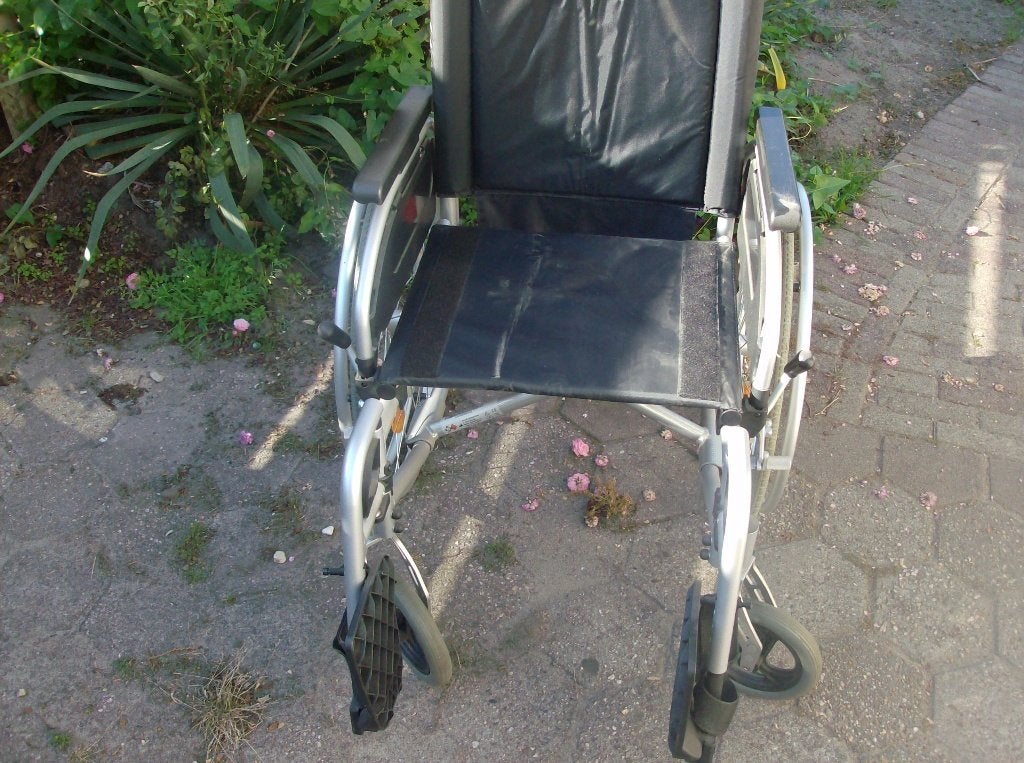 rolstoel met wc ingoede staat wienig gebruikt merk b+b, Ophalen, Inklapbaar, Zo goed als nieuw, Handbewogen rolstoel