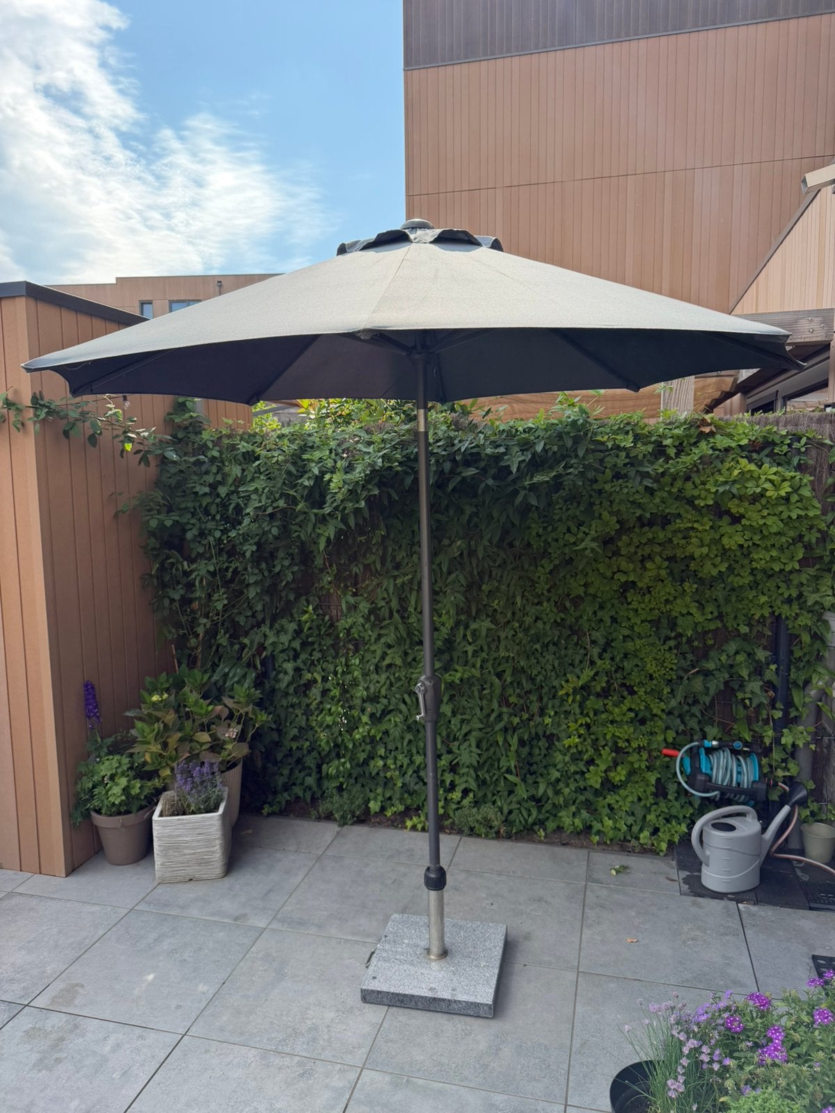 Parasol Intratuin Ø235 cm met granieten voet (35 kg) + hoes, Ophalen, Gebruikt, Kantelbaar, 2 tot 3 meter