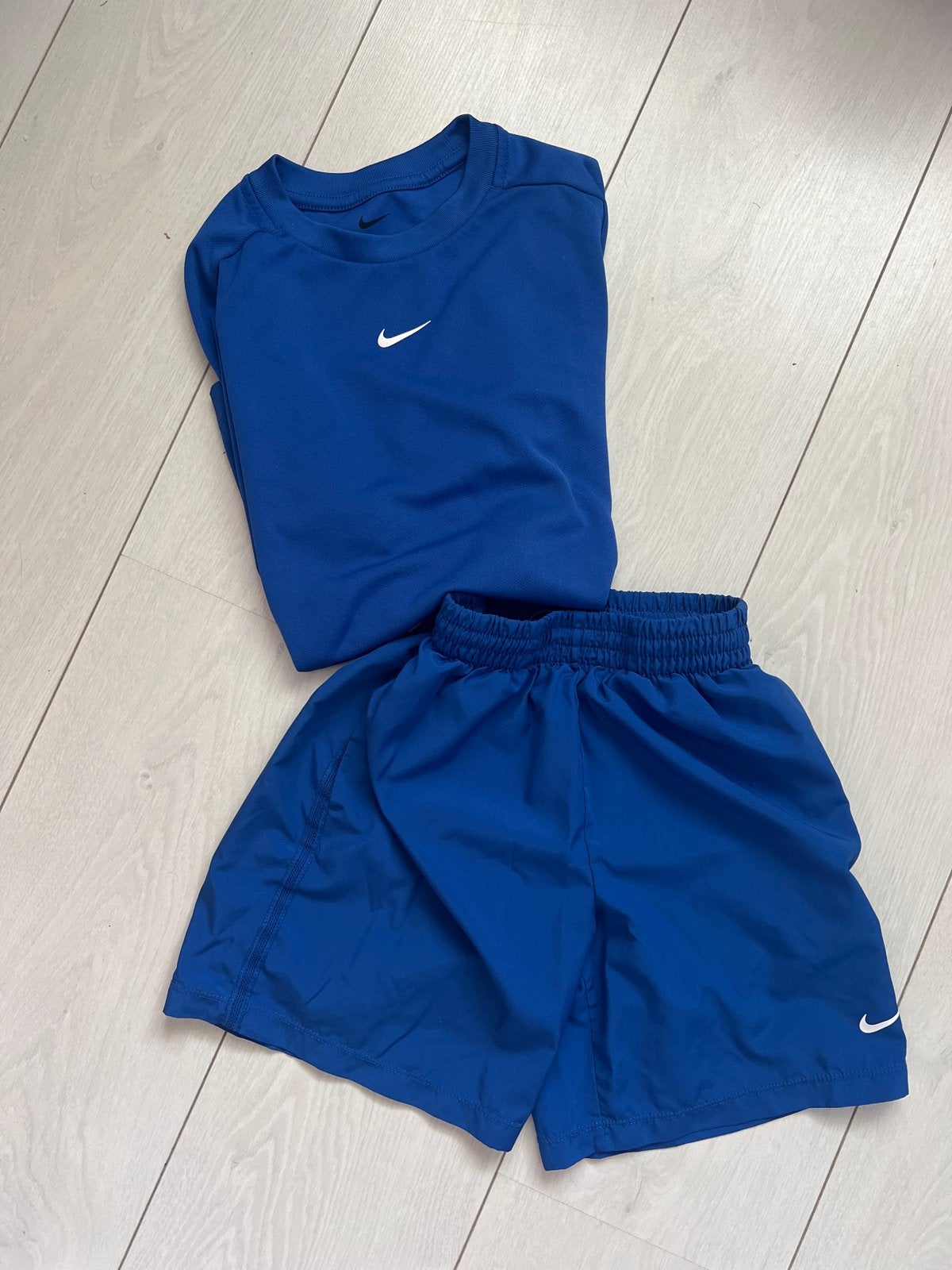 Nike sportsetje: shirt (137-147) en broekje (128-137), Ophalen of Verzenden, Gebruikt, Jongen of Meisje, Setje