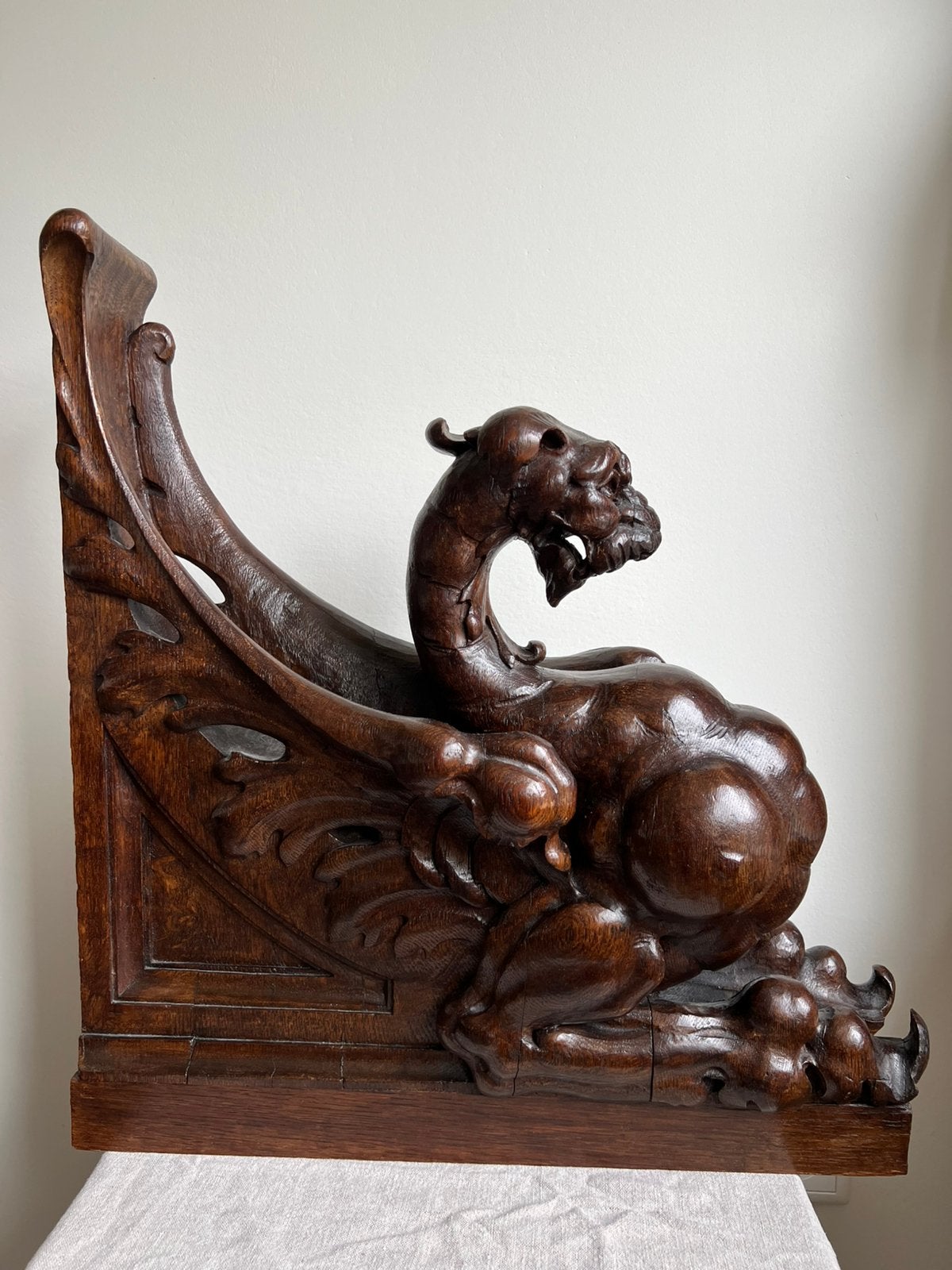 Antieke eikenhouten sculpturen fabeldieren, Ophalen
