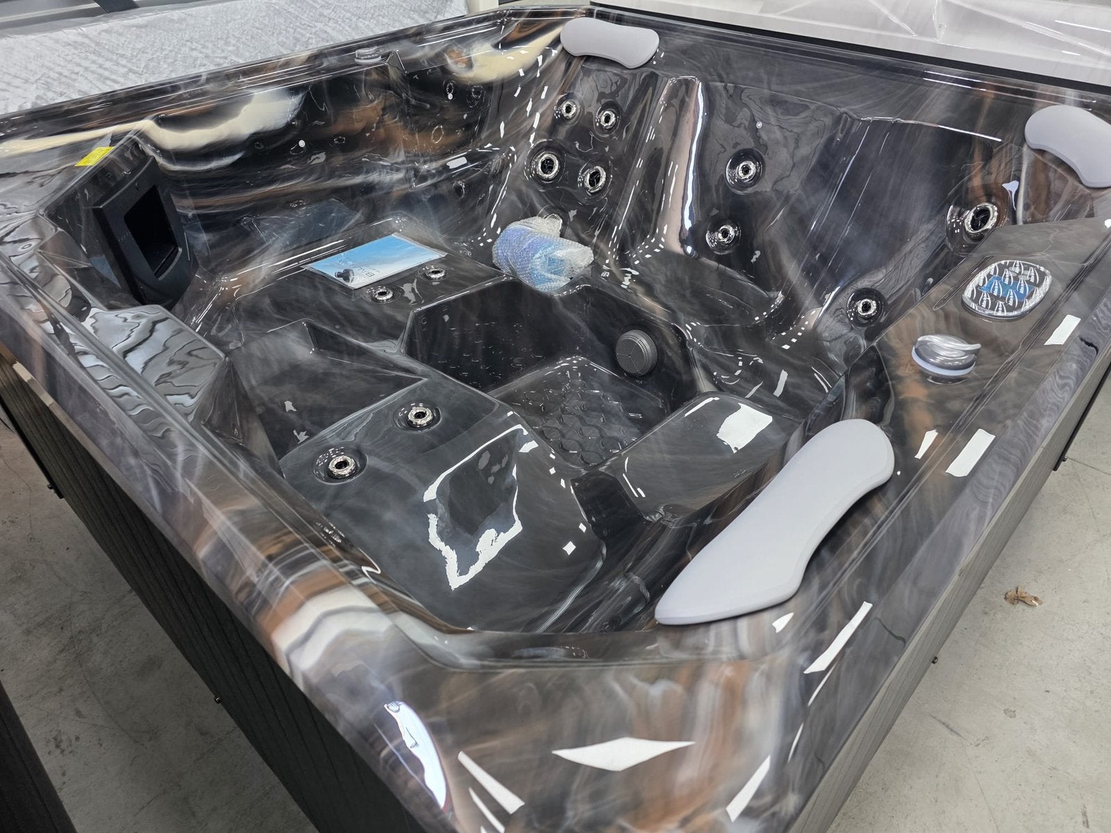 Aanbieding jacuzzi’s van €8000,- nu voor 5500,-, Ophalen of Verzenden, Nieuw, Trap, Vast