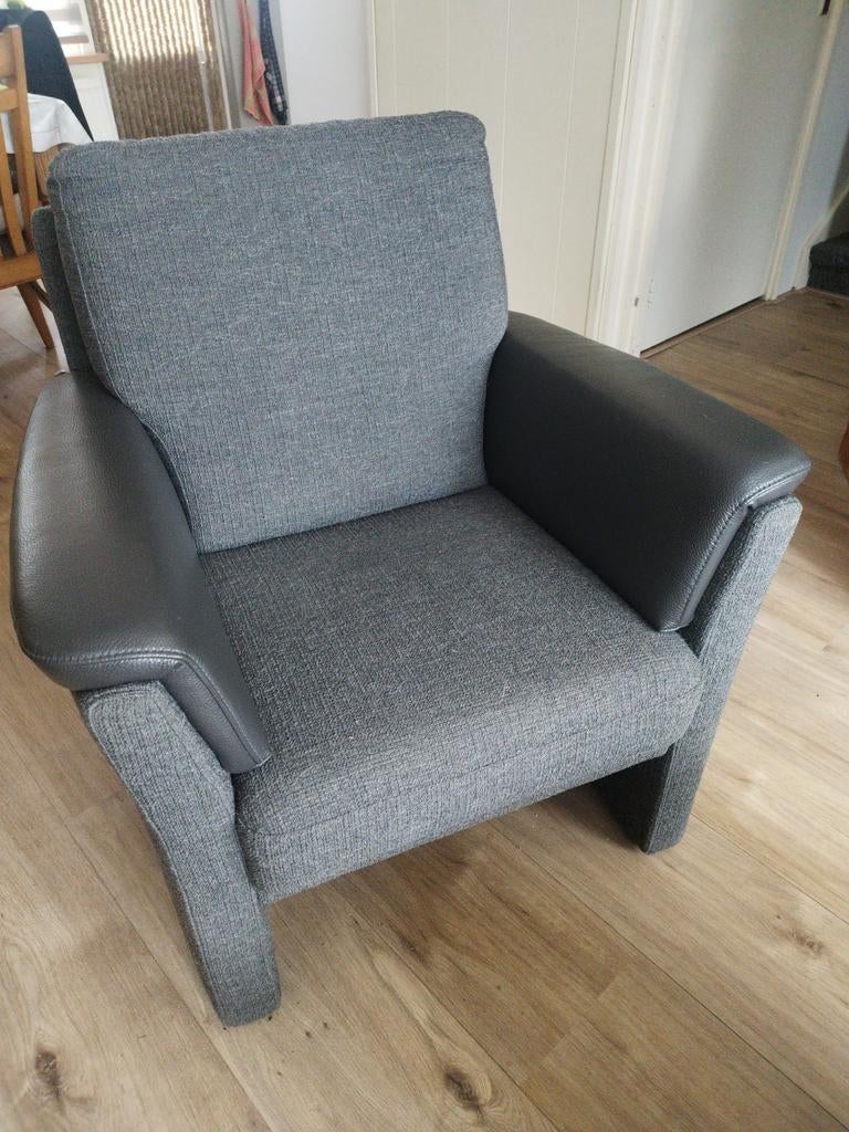 Comfortabele grijze fauteuil en bank met leren armleuningen, Huis en Inrichting, Fauteuils, Ophalen, Modern, Comfortabel, 75 tot 100 cm