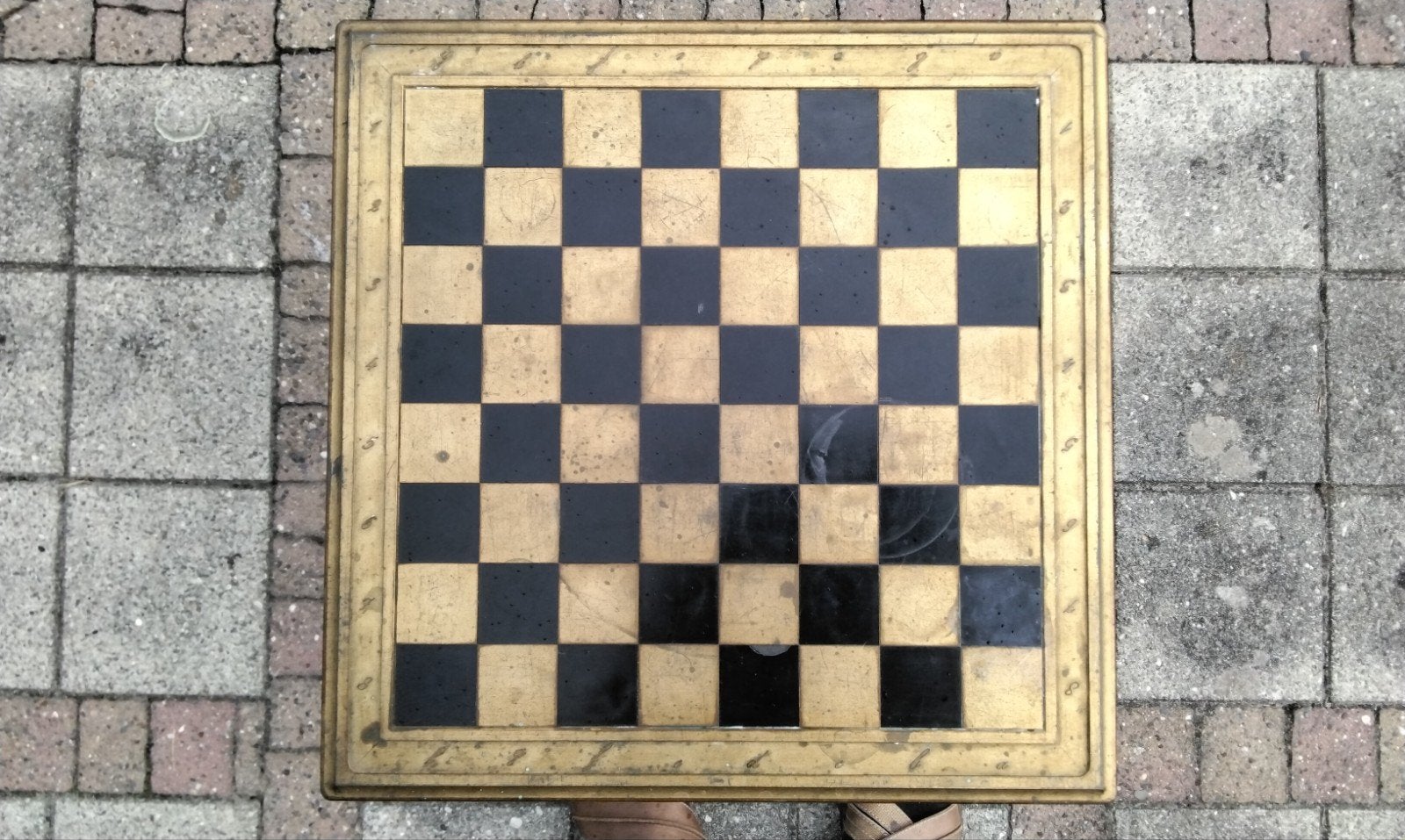 Vintage plastic Schaakspel met Tafel - Goud en Zwart, Een of twee spelers, Ophalen of Verzenden, Gebruikt