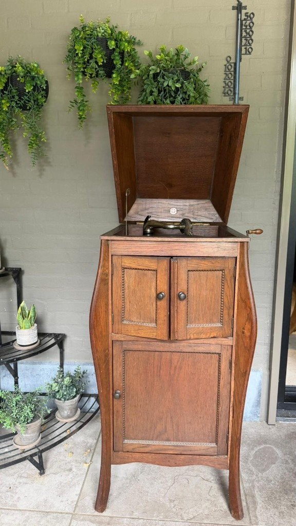 ANTIEKE GRAMMOFOON + (circa 100) COLLECTIE BAKELIETPLATEN, Ophalen