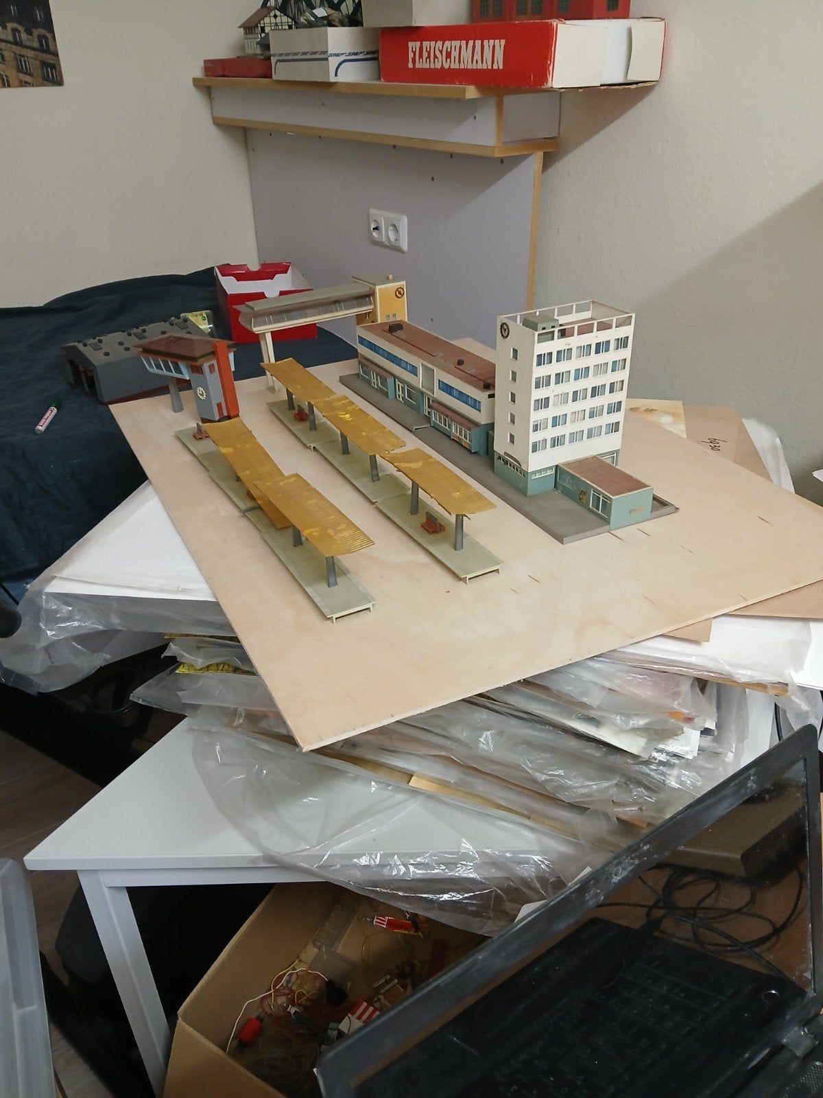 Modelhuisjes: Station met 5 perrons en seinhuizen, Ophalen of Verzenden, Gebruikt, Brug, Tunnel of Gebouw