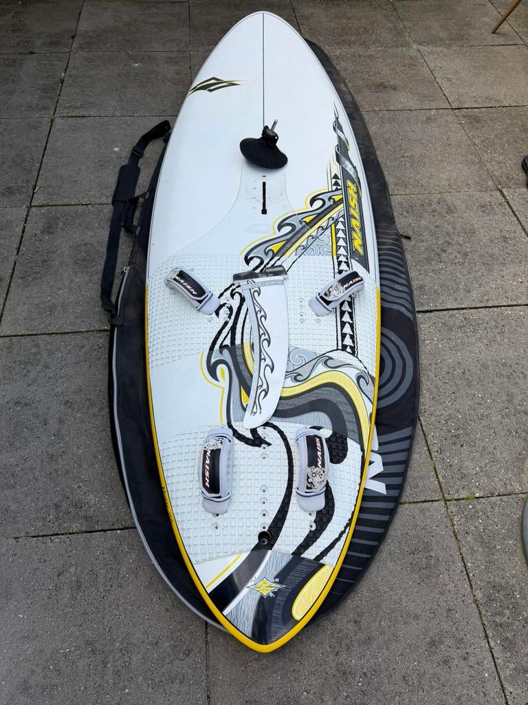 Naish windsurfplank compleet met 2 zeilen, Watersport en Boten, 300 cm of meer, Ophalen of Verzenden, Complete set, 5 tot 7 m²