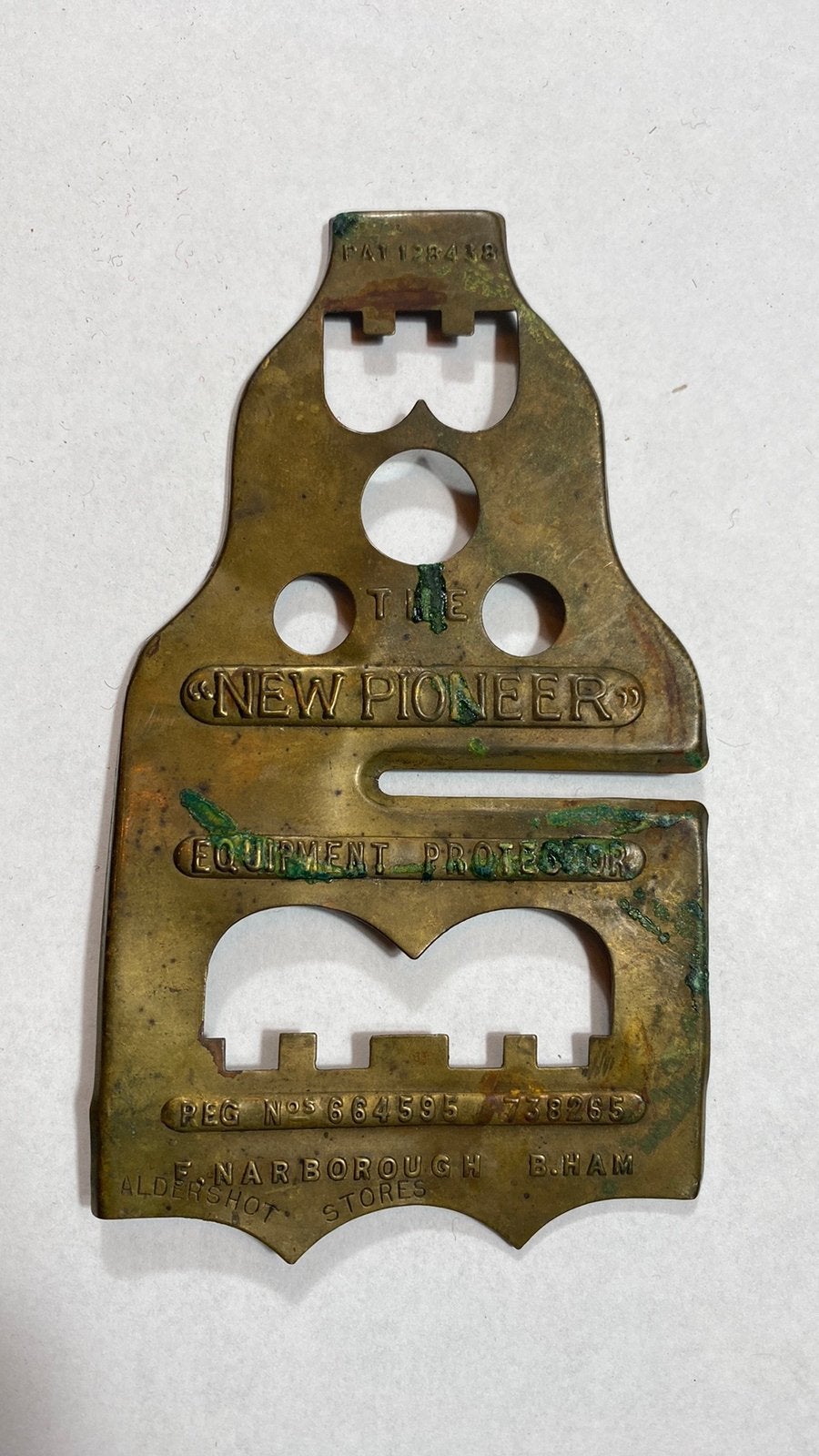 Britse bronzen knopenpoetsplaat The New Pioneer, Verzamelen, Militaria | Tweede Wereldoorlog, Ophalen of Verzenden, Landmacht