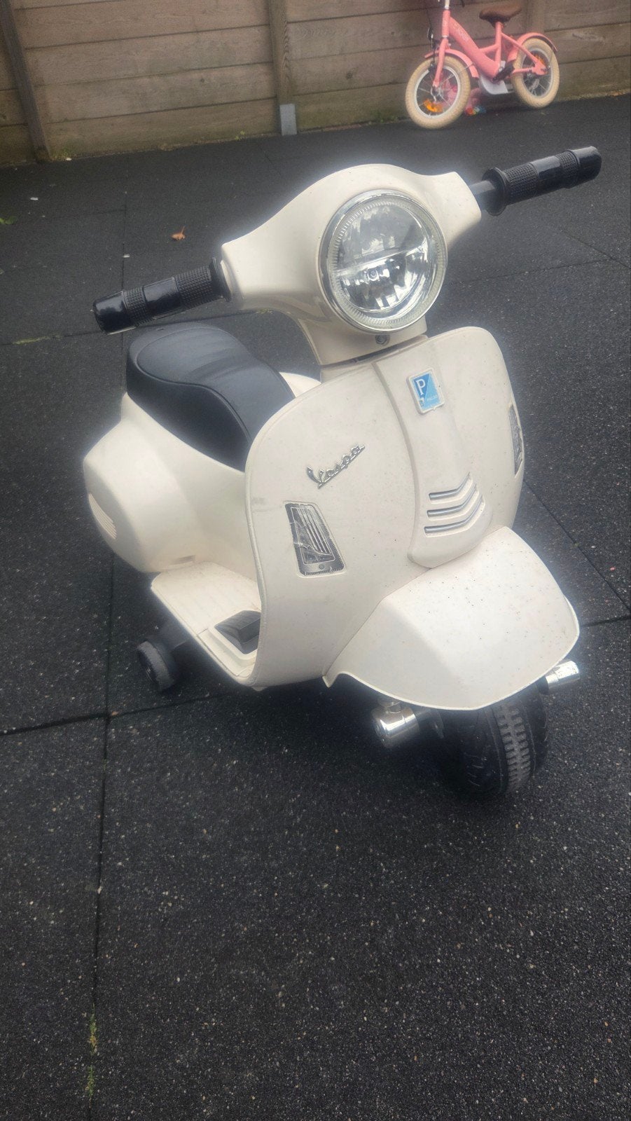 Elektrische kinder Vespa scooter met oplader, Ophalen, Gebruikt