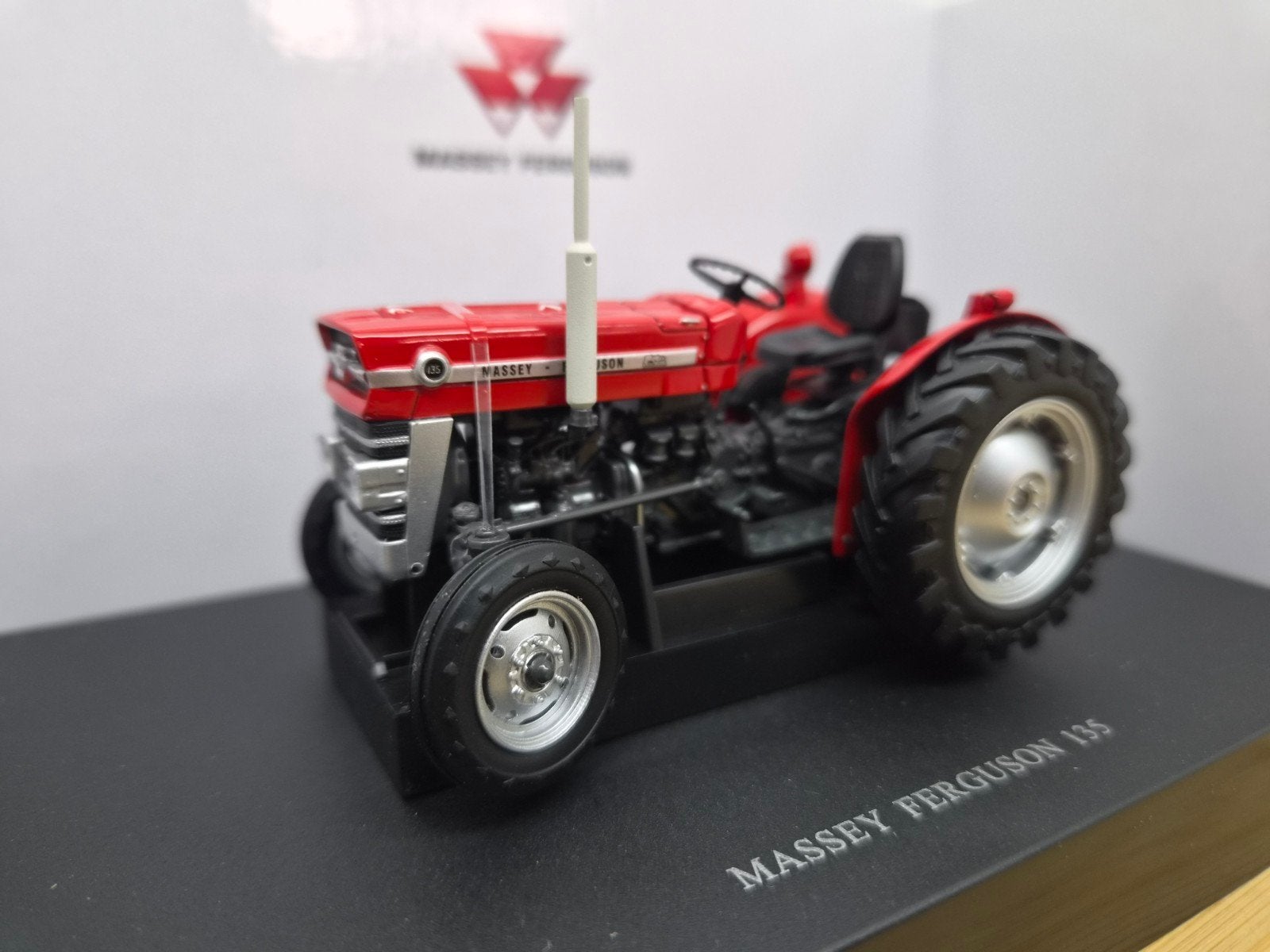 Universal Hobbies Massey Ferguson 135 / MF135 Nieuw in doos, Tractor of Landbouw, Nieuw, Ophalen of Verzenden, Universal Hobbies