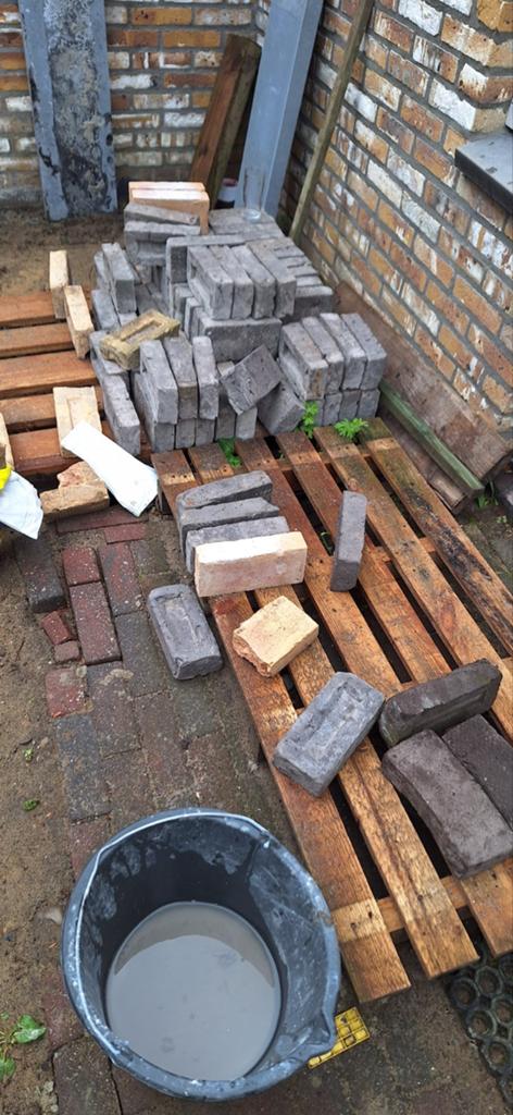 Gratis Metselstenen waalformaat ongeveer 100 stuks., Doe-het-zelf en Verbouw, Metselstenen, Ophalen of Verzenden, Nieuw, Bakstenen