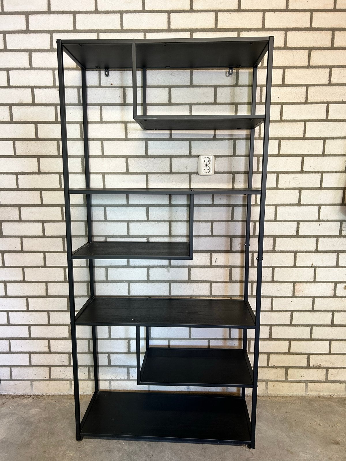Zwart metalen open vakkenkast, Ophalen, Met plank(en), Gebruikt, 50 tot 100 cm