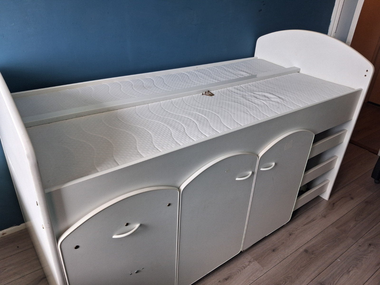 half hoogslaper met matras en bureau en opbergruimte, Kinderen en Baby's, Kinderkamer | Stapelbedden en Hoogslapers, Ophalen, Halfhoogslaper