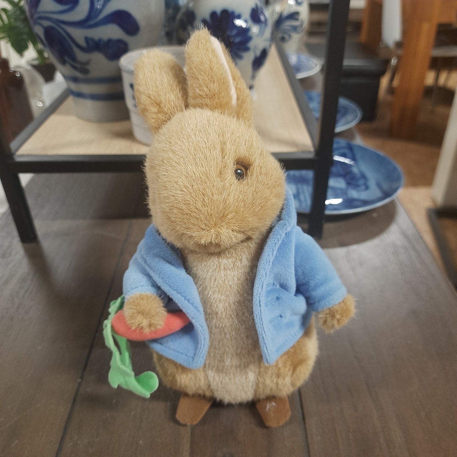 Peter Rabbit knuffel met wortel en blauw jasje, Kinderen en Baby's, Speelgoed | Knuffels en Pluche, Gebruikt, Konijn, Bruin, Met kleding of accessoire