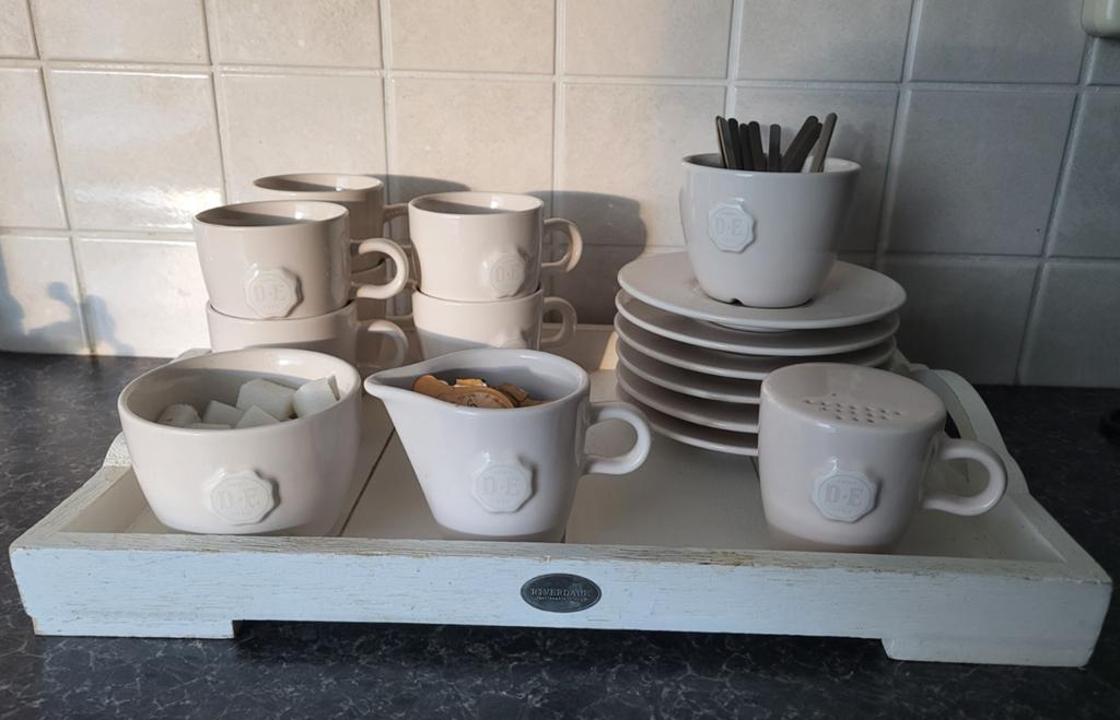 Mosa Douwe Egberts koffie servies crème, Keramiek, Ophalen of Verzenden, Zo goed als nieuw, Effen