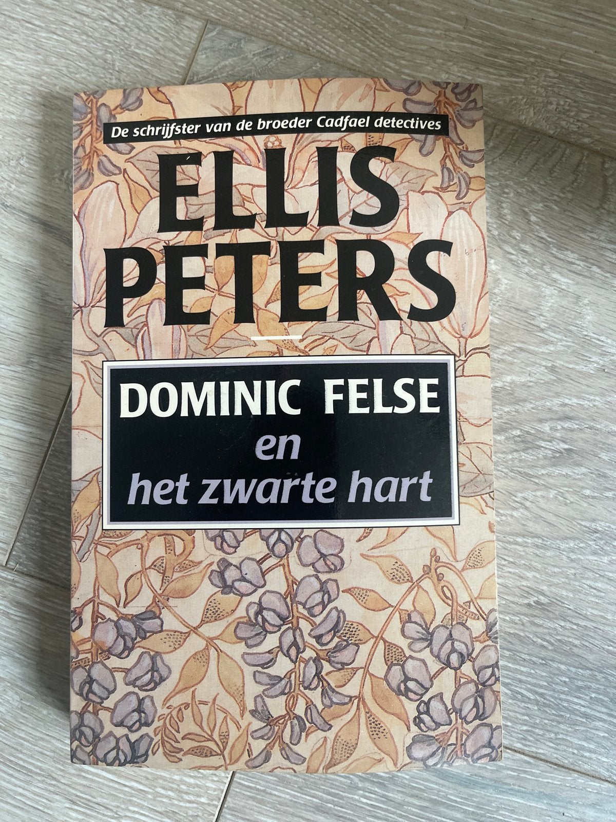 Ellis Peters - Dominic Felse en het zwarte hart, Boeken, Ophalen of Verzenden, Gelezen