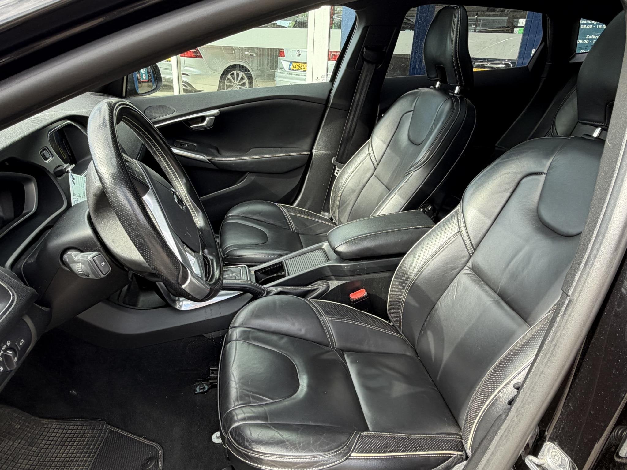 Volvo V40 2.0 T4 Business Sport / Binnenkort-Beschikbaar! /, Gebruikt, Euro 6, Zwart, 1342 kg