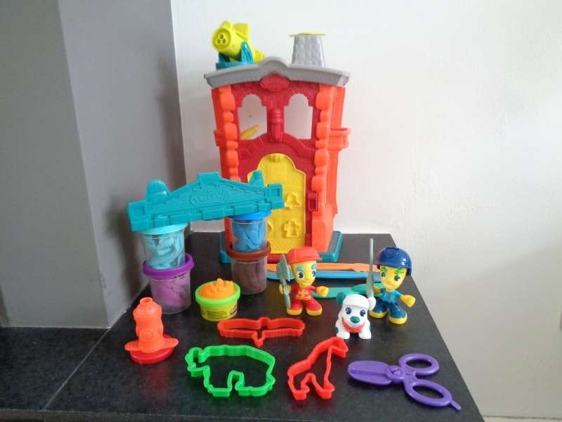 Play-Doh Town brandweerkazerne klei speelset incl. doos, Ophalen of Verzenden, Zo goed als nieuw, Knutselen