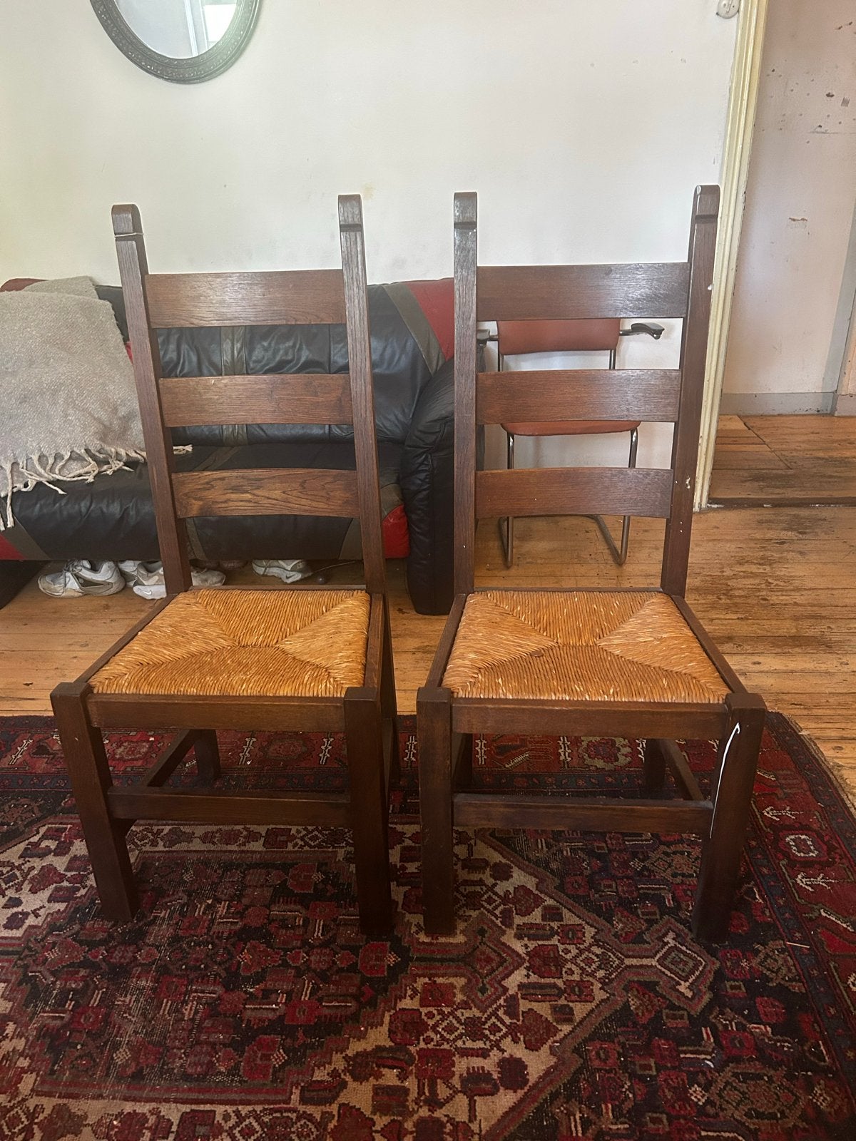 Set van 2 rustieke houten stoelen met rieten zitting, Antiek en Kunst, Ophalen