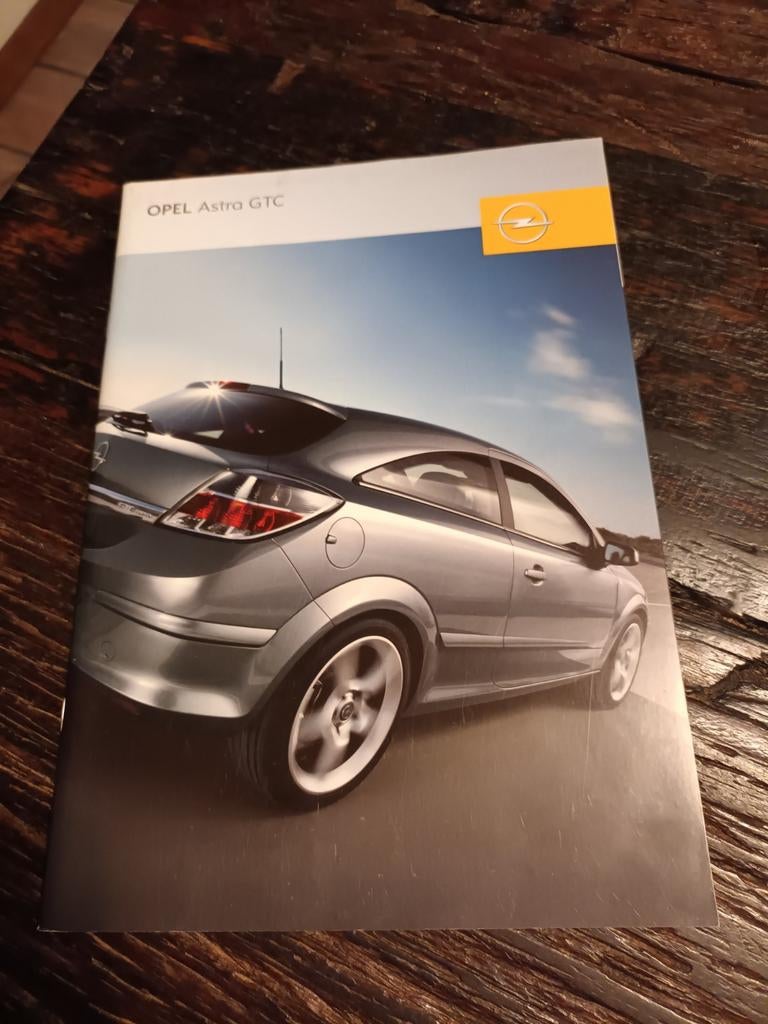 Opel Astra GTC folder met accessoires en Irmscher inlegvel, Ophalen of Verzenden