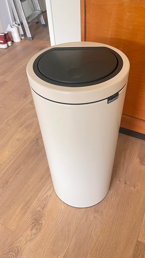 Brabantia Touch Bin Flat Top prullenbak 30L Soft Beige, Ophalen, Zo goed als nieuw, 30 tot 40 liter, Metaal