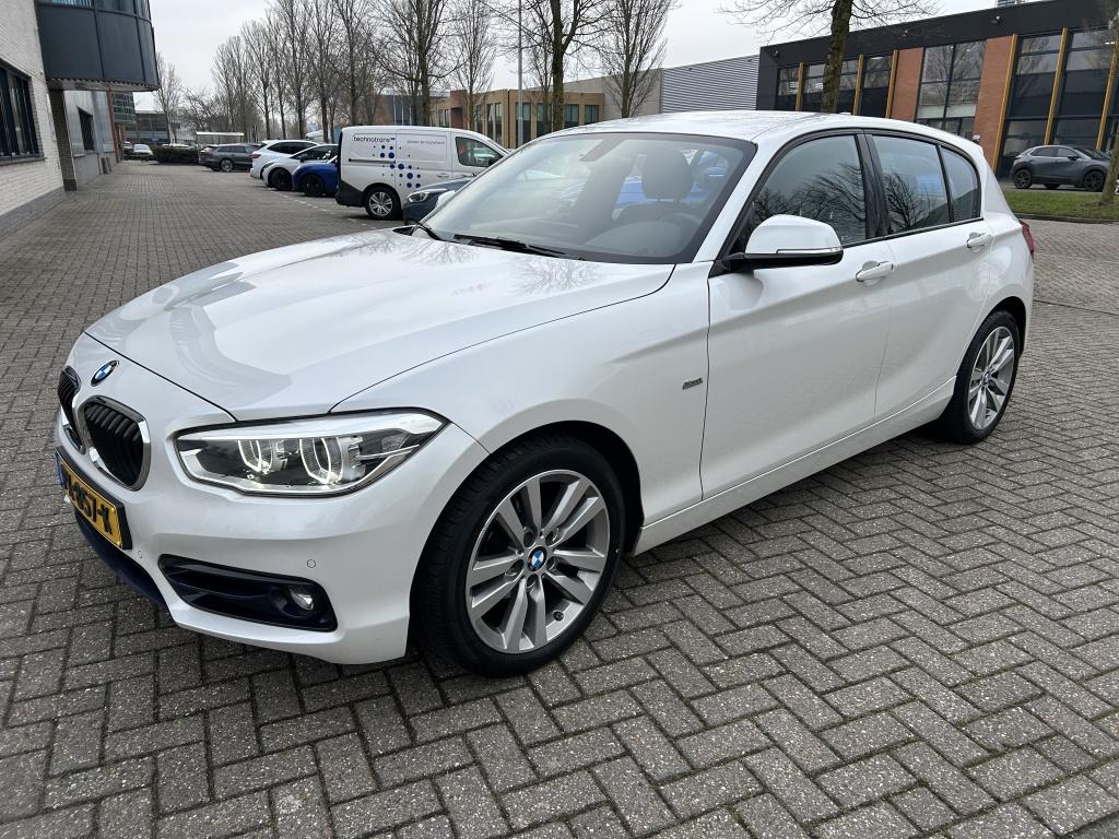 BMW 1-serie 118i Corp L. Hi Exec XENON CARPLAY PDC CRUISE LE, Gebruikt, Wit, Bedrijf, 650 kg