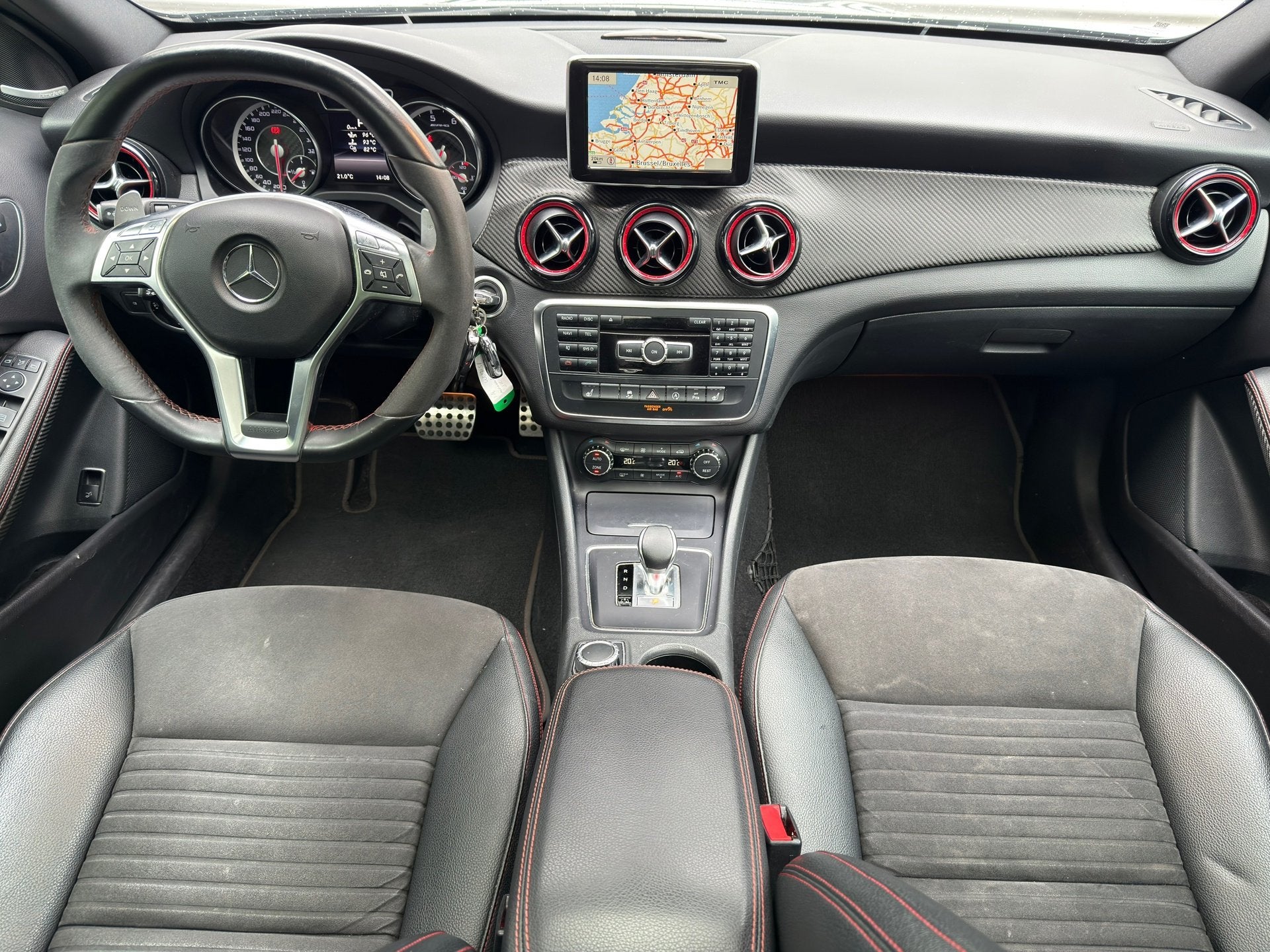 Mercedes-Benz GLA-klasse AMG GLA45 4MATIC l Aero Pack l Pano, Auto's, Gebruikt, 4 cilinders, Zwart, Leder