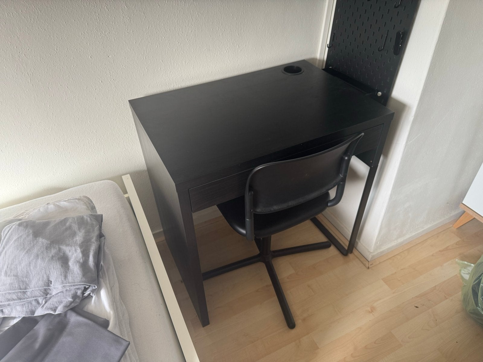 IKEA bureau met lade en kabelgoot en stoel, zwart, Zwart, Gebruikt, Met lades, Spaanplaat of MDF