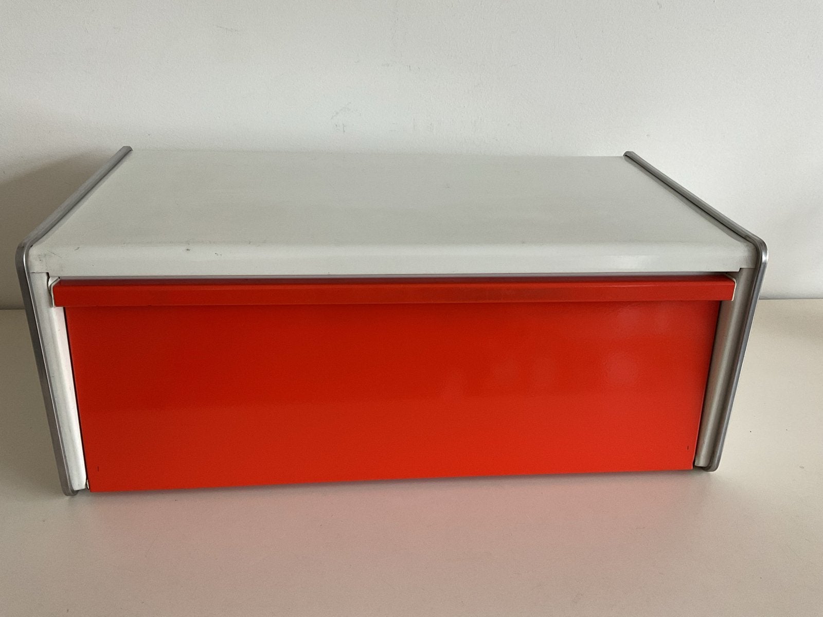 Brocante gave Broodtrommel wit met oranje klep., Gebruikt, Ophalen of Verzenden, Metaal, Broodtrommel