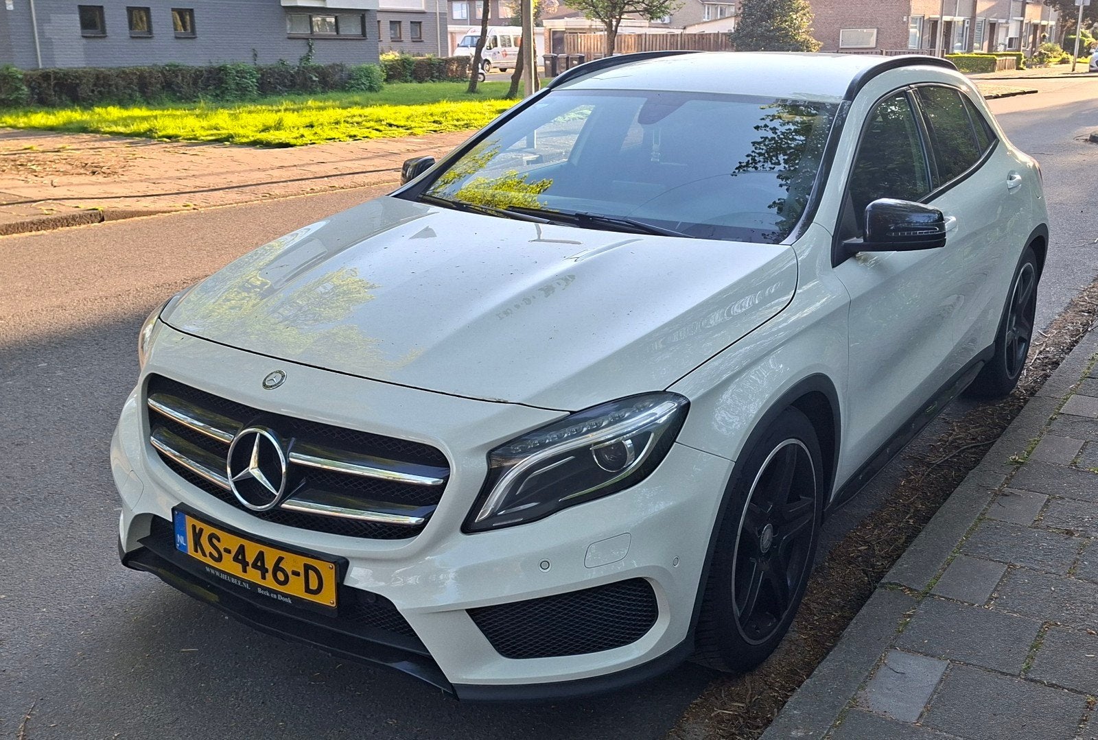 Mercedes-Benz GLA180 AMG LINE 1.6 90KW Aut7 2016 Wit, Auto's, Mercedes-Benz, Zwart, 4 cilinders, 715 kg, Alcantara