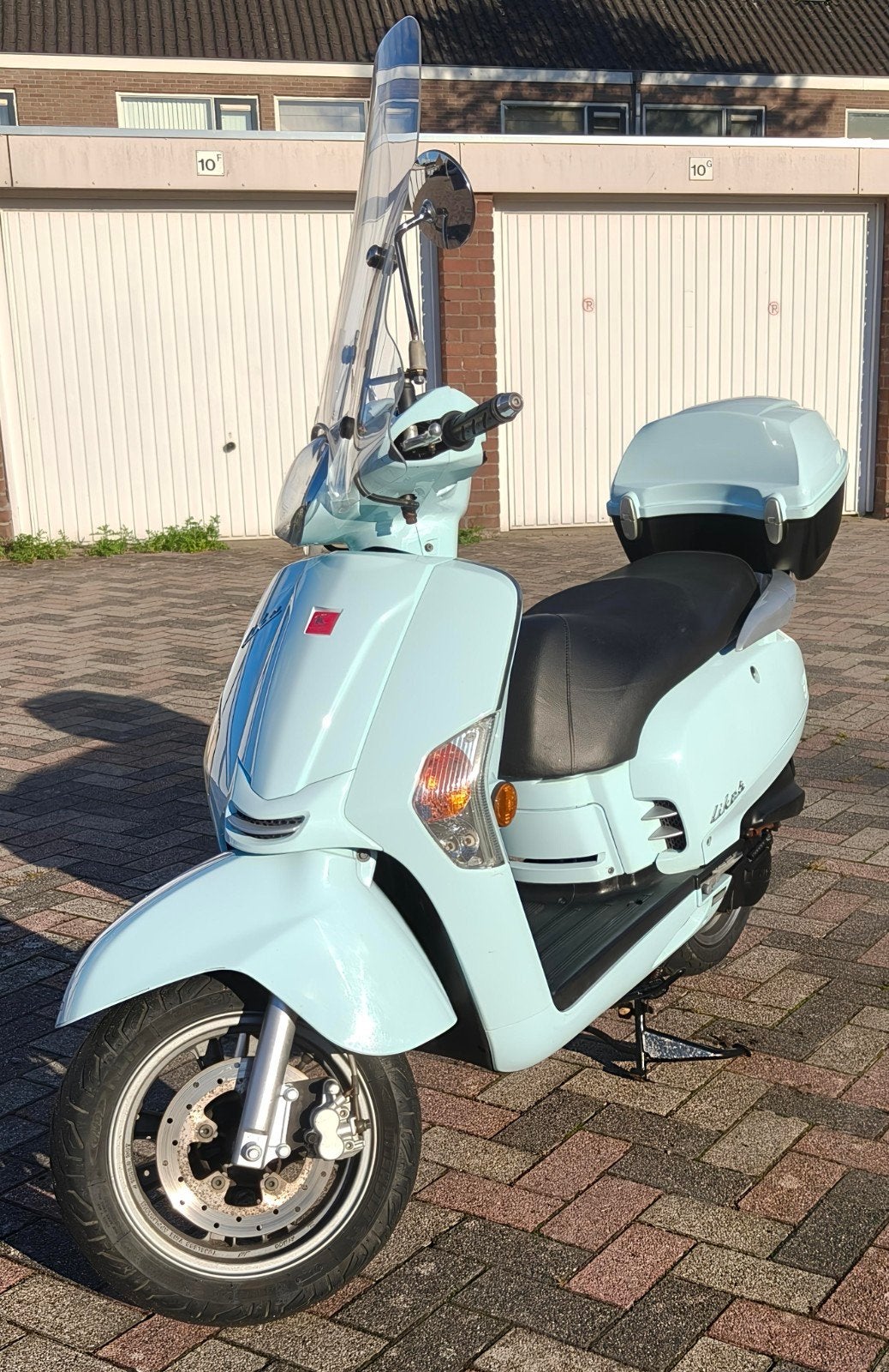 Foto 2 van Kymco Like 50 Scooter - Lichtblauw, Inclusief Topkoffer