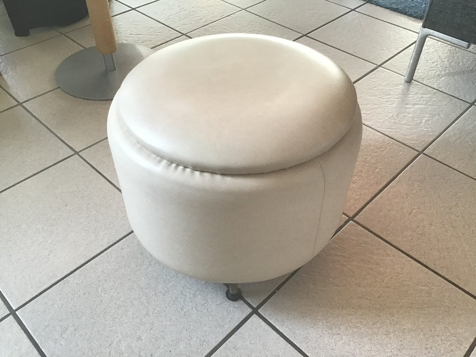 Vintage beige / gebroken wit skai opbergpoef / poef, Ophalen, Minder dan 50 cm, Gebruikt, Rond