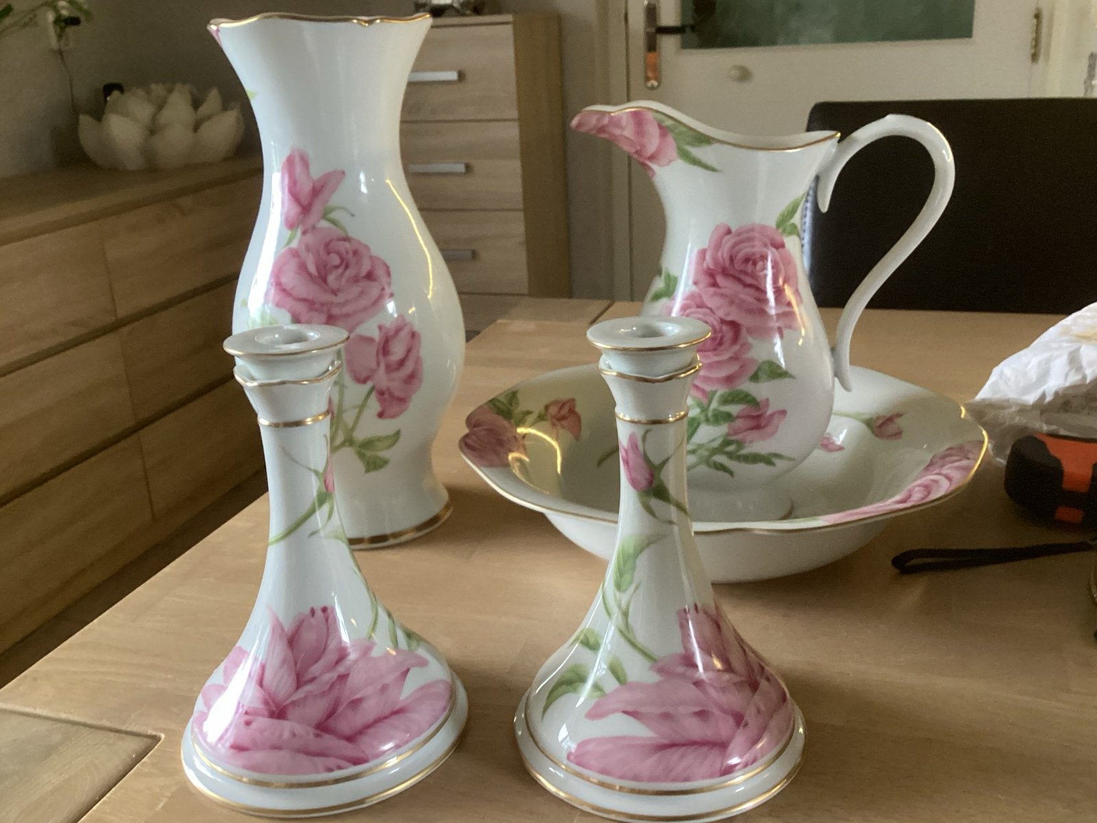 Givenchy Rose Porseleinen Set: Vaas, Kan, Schaal, Kandelaars, Antiek en Kunst, Ophalen of Verzenden