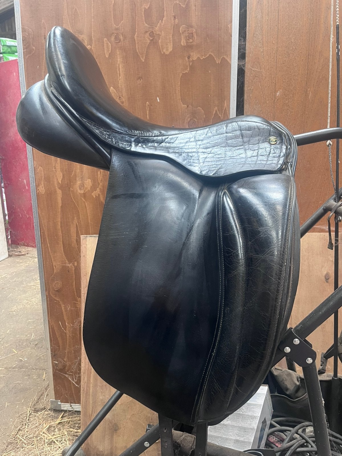 17.5 inch hulsebos dressuurzadel (gebruikt), Dieren en Toebehoren, L (17.5 inch), Gebruikt, Dressuur, Middel
