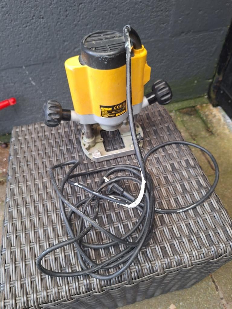 DeWalt bovenfrees met freesbitjes, Doe-het-zelf en Verbouw, Ophalen of Verzenden