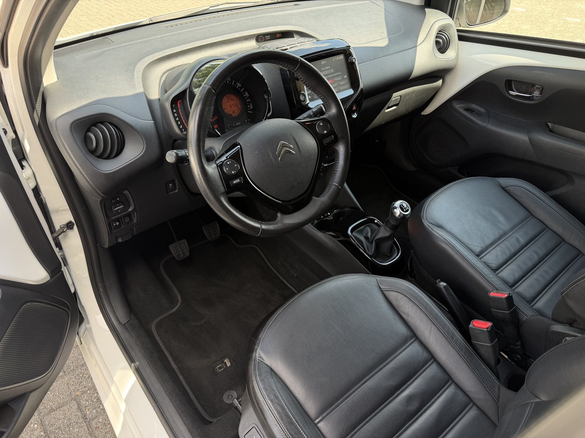 Citroën C1 1.0 VTi Shine / Leder / Camera / Stoelverwarming, Voorwielaandrijving, Gebruikt, 4 stoelen, C1