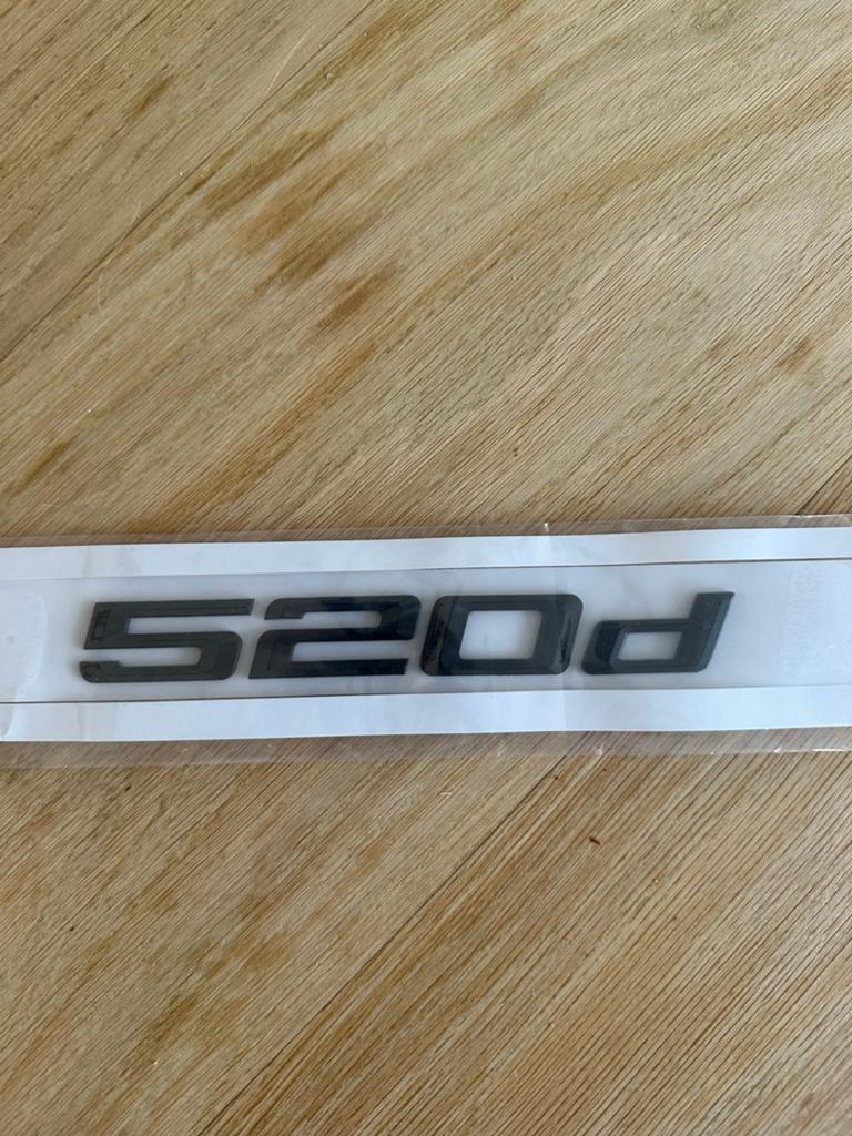 BMW 520d Letters Glans Zwart Embleem, Auto diversen, Tuning en Styling, Ophalen of Verzenden