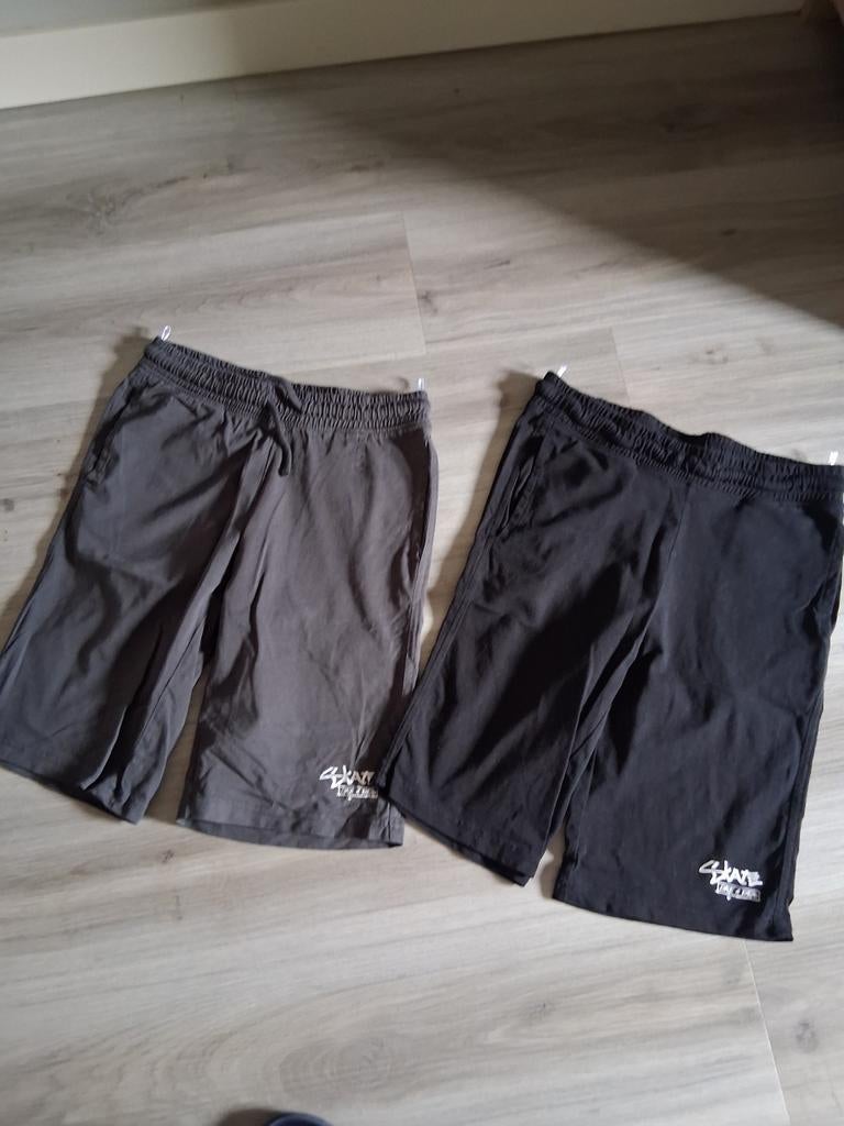 Twee korte broeken maat 146 - Zomerklaar, Kinderen en Baby's, Kinderkleding | Maat 146, Broek, Gebruikt, Ophalen of Verzenden