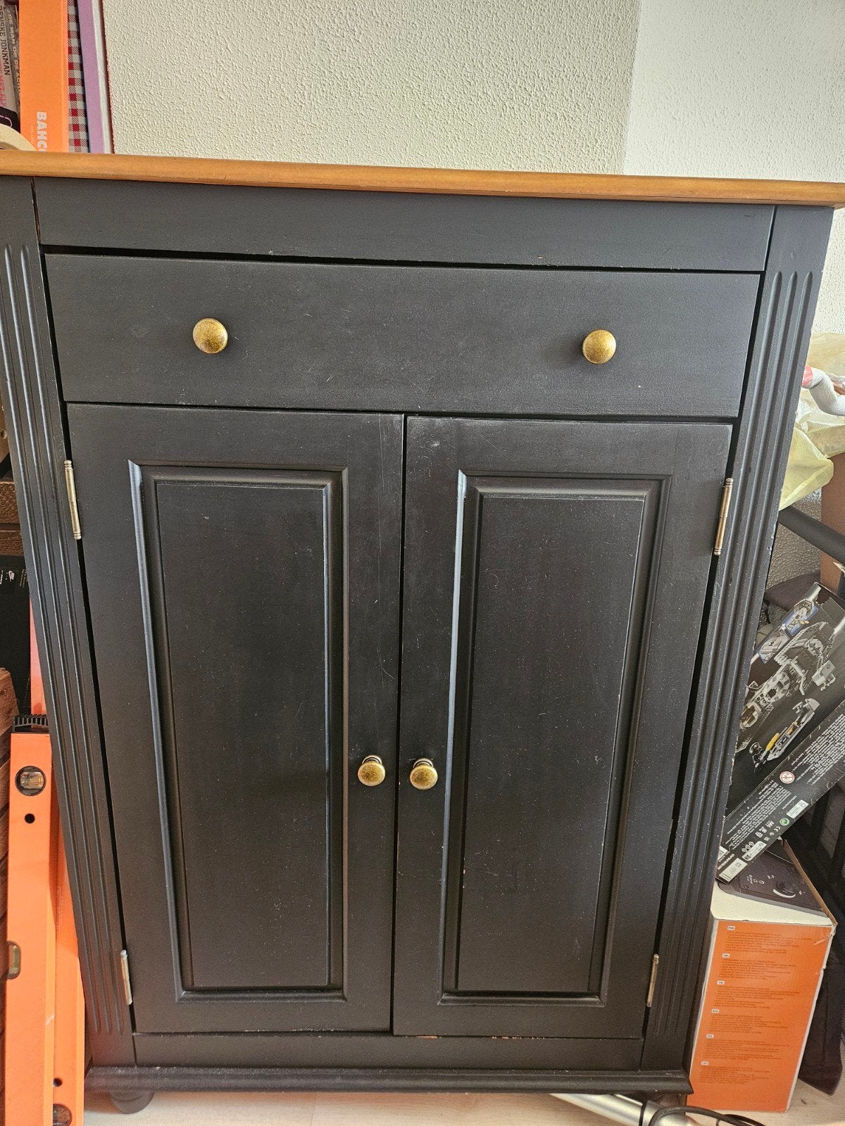 Zwart met bruine meidenkast, met roede of planken, Ophalen, Met deur(en), Gebruikt, 100 tot 150 cm